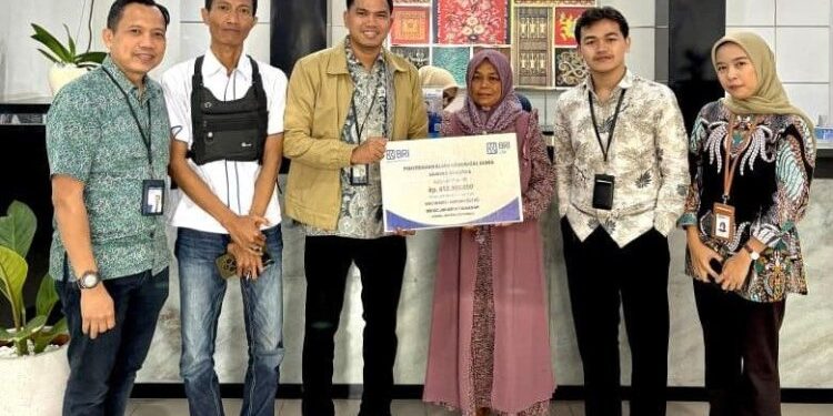 BRI KC Palmerah Serahkan Klaim Meninggal Dunia Produk Davestera kepada Ahli Waris Nasabah